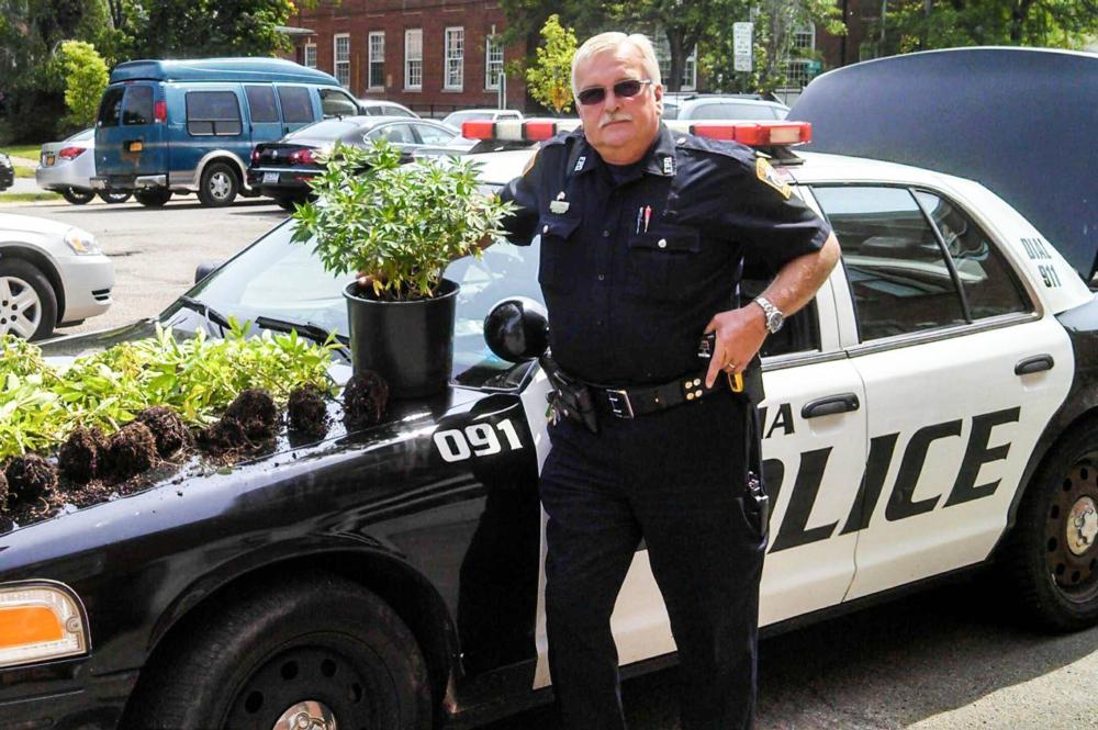 Veteran police officer retires after more than four decades of service ...